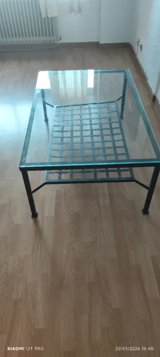 Mesa de comedor de cristal y metal con sillas