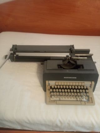 Máquina de escribir Olivetti Línea 98