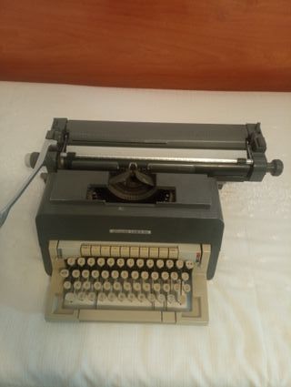 Máquina de escribir Olivetti Línea 98