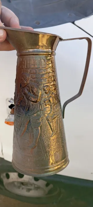 Jarra de bronce con relieve