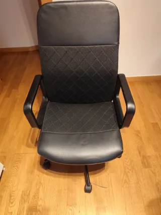 Mesa de escritorio con lampara y silla.