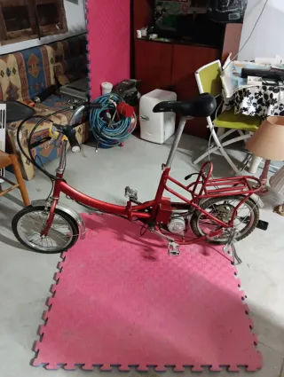 Bicicleta Eléctrica y Manual Roja