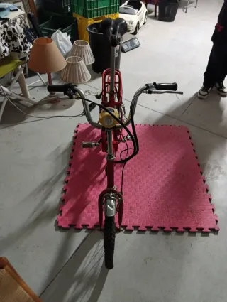 Bicicleta Eléctrica y Manual Roja