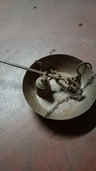 Balanza romana antigua con plato