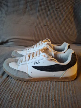 Zapatillas Fila Blancas y Grises