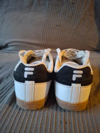 Zapatillas Fila Blancas y Grises