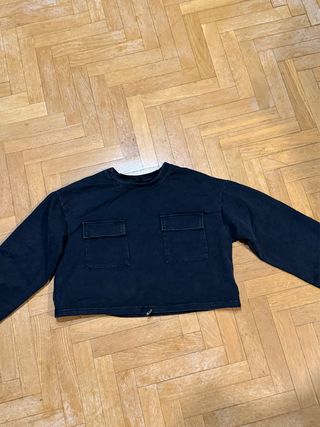 Sudadera negra con bolsillos