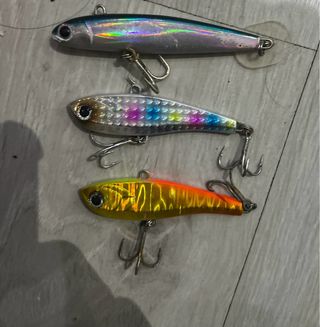 Señuelos de pesca variados