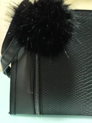 Bolso Atmosphere negro con pompón