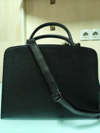 Bolso Atmosphere negro con pompón