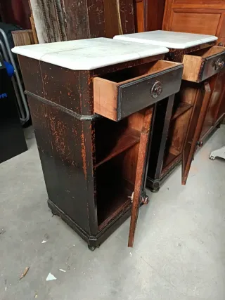 Mesillas antiguas de mármol y madera