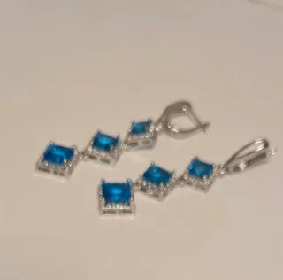Pendientes largos con piedras azules