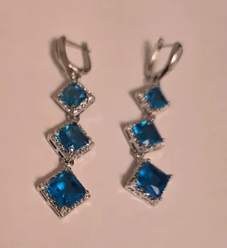 Pendientes largos con piedras azules