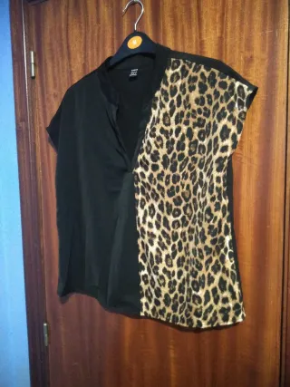 Blusa negra con estampado de leopardo