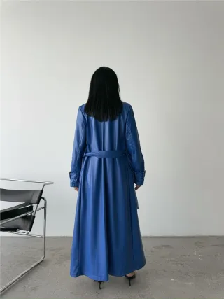 Gabardina larga azul mujer.