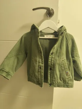 Cazadora Zara verde caqui bebé 12-18m