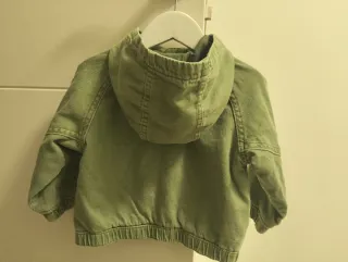 Cazadora Zara verde caqui bebé 12-18m