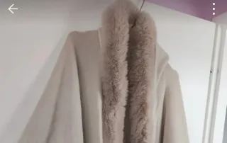Mantella con pelliccia sintetica beige