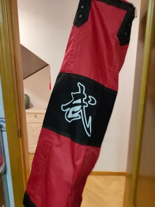 Saco de boxeo rojo.