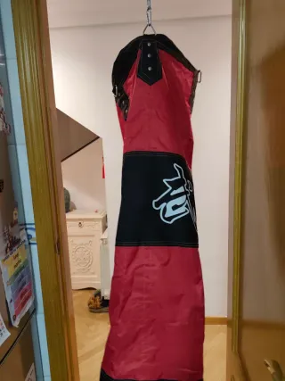 Saco de boxeo rojo.
