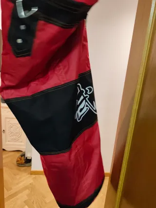 Saco de boxeo rojo.