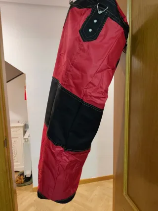 Saco de boxeo rojo.