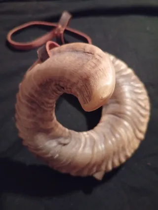 Corno vintage con laccio in cuoio