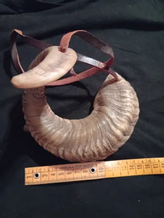 Corno vintage con laccio in cuoio