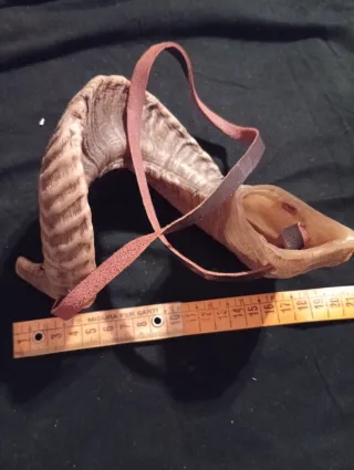 Corno vintage con laccio in cuoio