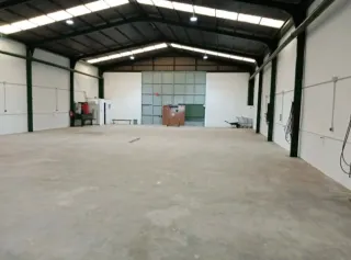 Parking para autocaravanas en nave