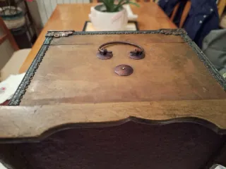 Baúl metálico pequeño con base de madera