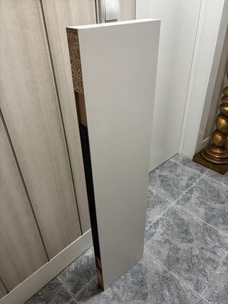 Estantería de madera beige