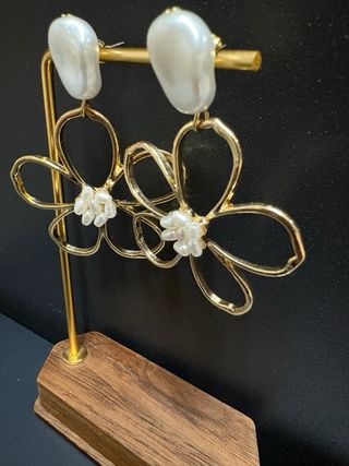 Pendientes flor acero dorado y perlas