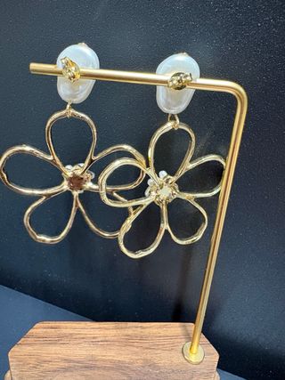 Pendientes flor acero dorado y perlas