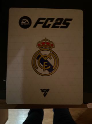 FC 25 PS5 + Caja Metálica Real Madrid
