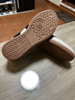 Zapatillas grises y blancas