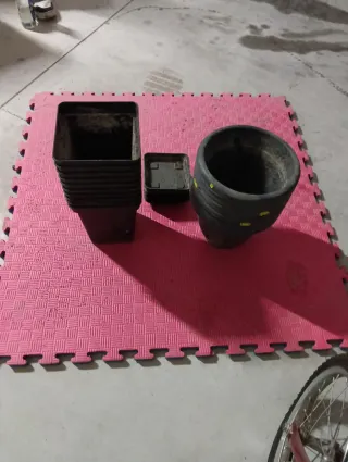 Maceteros de plástico negros