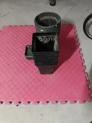 Maceteros de plástico negros