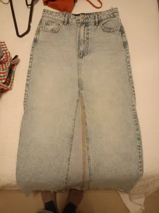 Falda vaquera larga con abertura