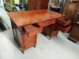 Mesa de despacho de madera