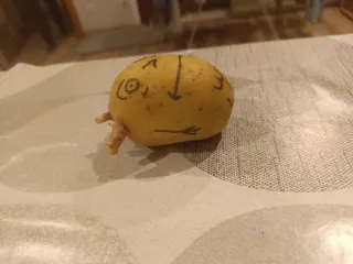 Patata con cara y extremidades