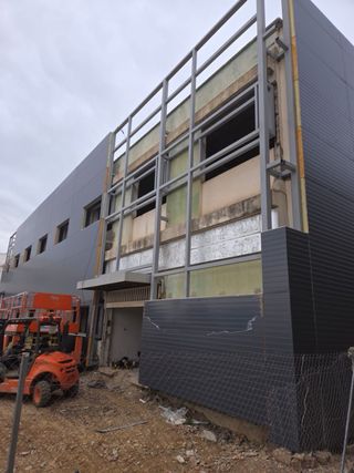 Montaje de cubiertas y fachadas .