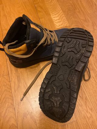 Botas Quechua talla 41. La suela mide 28 cm