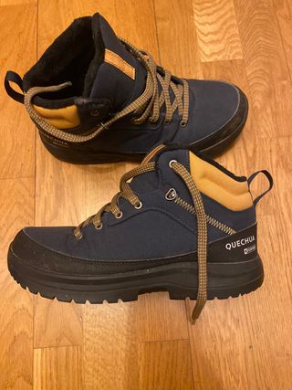 Botas Quechua talla 41. La suela mide 28 cm