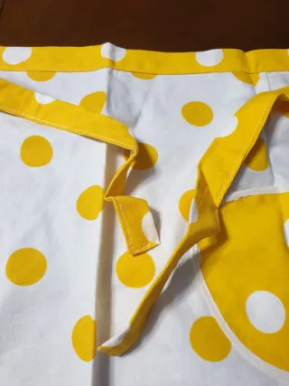 Grembiule con pois gialli e bianchi