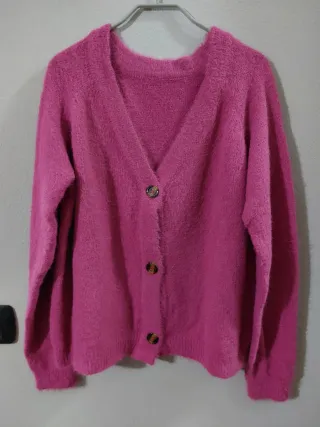 Cardigan rosa con botones