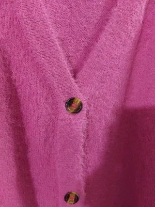 Cardigan rosa con botones