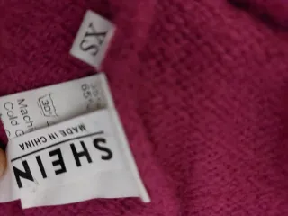 Cardigan rosa con botones