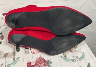 Botines rojos de punta