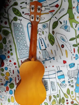Ukelele de madera clara